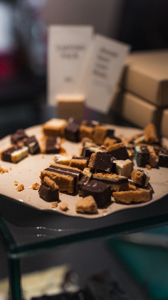 Stukjes chocoladereep en vegan truffels op een plank